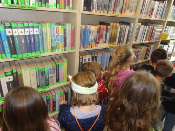 Pierwsza wizyta w bibliotece dzieci z klasy 1 SP 10 - Filia nr 4