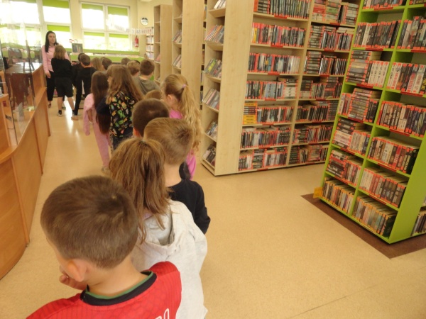Pierwsza wizyta w bibliotece dzieci z klasy 1 SP 10 - Filia nr 4