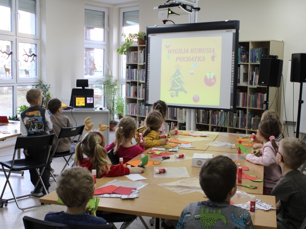 "Jak Kubuś Puchatek świętował Gwiazdkę" - zajęcia plastyczne połączone z głośnym czytaniem fragmentu opowiadania pod tym samym tytułem. - 2025.12.18 - Biblioteka Multimedialna "Czytnik"