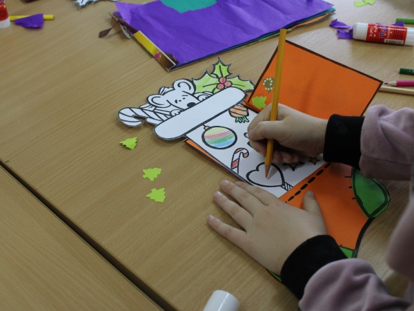 "Jak Kubuś Puchatek świętował Gwiazdkę" - zajęcia plastyczne połączone z głośnym czytaniem fragmentu opowiadania pod tym samym tytułem. - 2025.12.18 - Biblioteka Multimedialna "Czytnik"