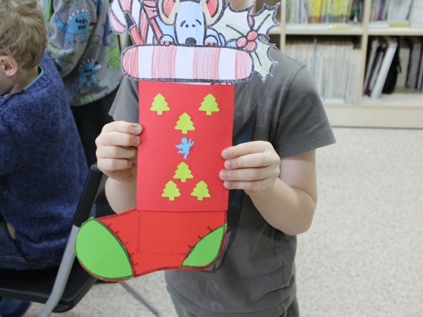 "Jak Kubuś Puchatek świętował Gwiazdkę" - zajęcia plastyczne połączone z głośnym czytaniem fragmentu opowiadania pod tym samym tytułem. - 2025.12.18 - Biblioteka Multimedialna "Czytnik"