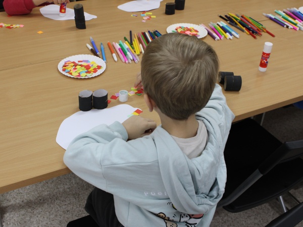 "Zajęcia plastyczne na podstawie książki z serii o Kreciku - projektujemy kolorowy samochodzik dla Krecika" - 2025.12.27 - Biblioteka Multimedialna "Czytnik"