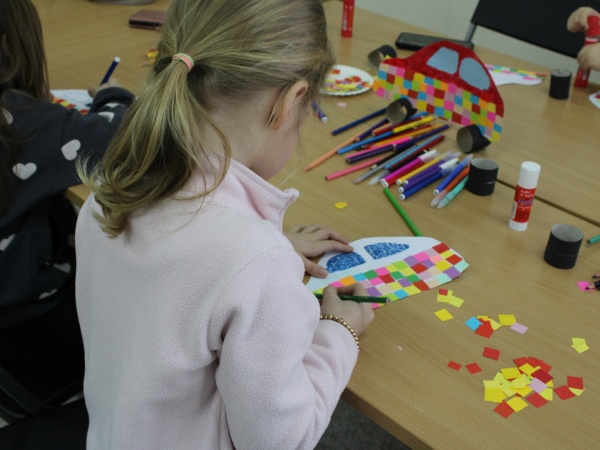 "Zajęcia plastyczne na podstawie książki z serii o Kreciku - projektujemy kolorowy samochodzik dla Krecika" - 2025.12.27 - Biblioteka Multimedialna "Czytnik"