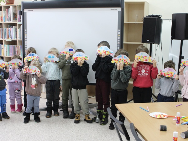 "Zajęcia plastyczne na podstawie książki z serii o Kreciku - projektujemy kolorowy samochodzik dla Krecika" - 2025.12.27 - Biblioteka Multimedialna "Czytnik"