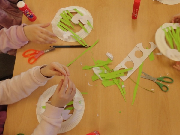 "Przebiśniegi - pierwsi posłańcy wiosny" - zajęcia plastyczne dla dzieci z PM nr 12 - 2025.02.26 - Filia nr 4